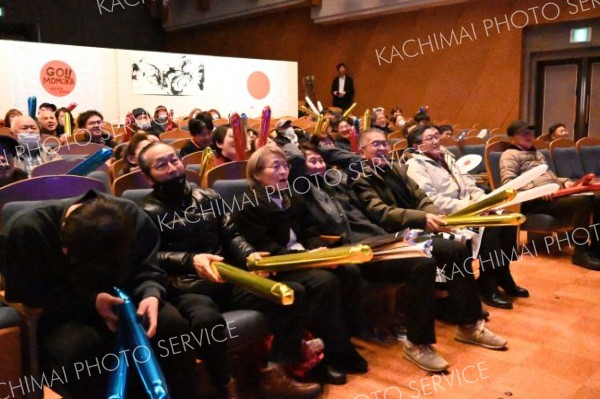 準決勝で敗れ、落胆する家族や町民ら（１７日午後１１時ごろ）