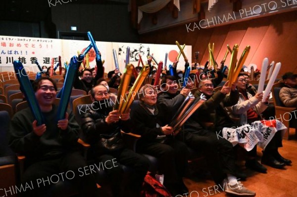 銅メダル獲得を喜ぶ家族や町民ら（１８日午前０時４５分ごろ）