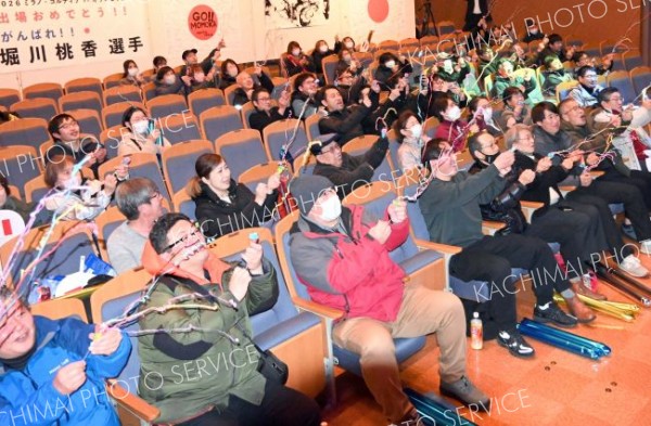 町出身者初のメダリスト誕生を祝う町民ら（１８日午前０時５５分ごろ）