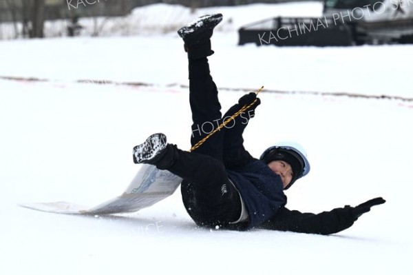 大転倒ー。ナウマン全道そり大会の小学生スピード部門でそりから振り落とされる出場者（１５日、幕別町忠類の白銀台スキー場で。須貝拓也撮影）