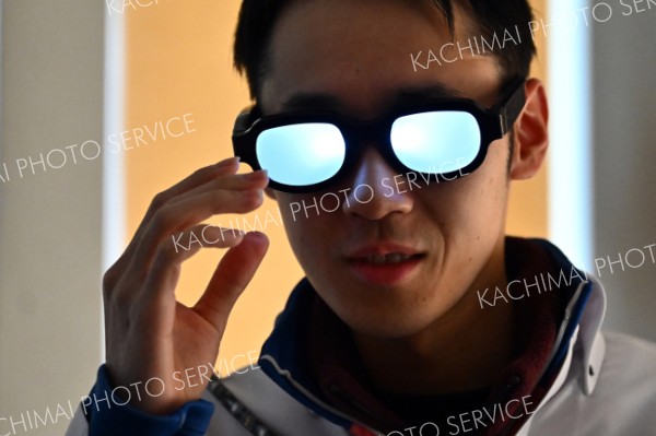 「目がぁぁー」。光るめがねは自分の視界を遮る代わりに暗がりを照らす（１４日、カールプレックスおびひろの暗闇カーリングで。塩原真撮影）