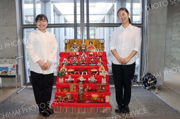 ひな人形の七段飾りで華やかな雰囲気に　幕別・ホテルアルコで展示