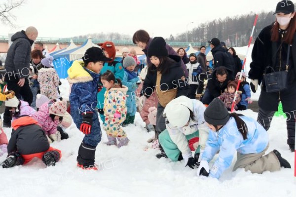 宝さがしを楽しむ子どもたち