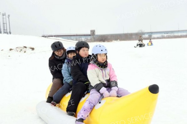 雪の中の宝探しに子ども熱中　豊頃「カッチコッチ祭り」 4