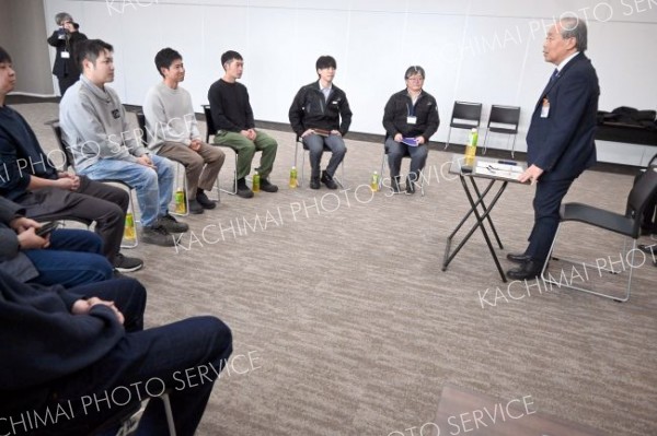 農業について対話するＪＡおとふけ青年部員ら（右から５人目は美保部長）