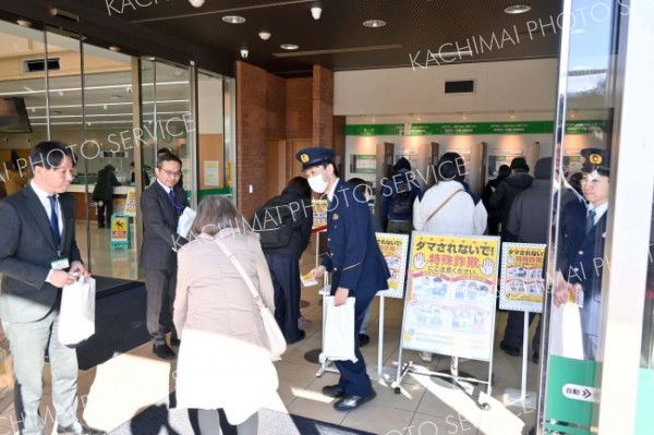 来店客にティッシュを配って啓発活動をする職員ら