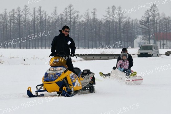 バナナボートやトラクターチューブに歓声　第５回なまら冬フェス