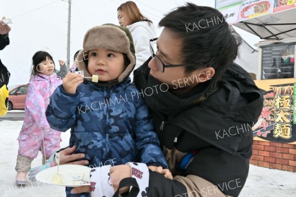 「イモコンテスト」のジャガイモを食べ比べる親子
