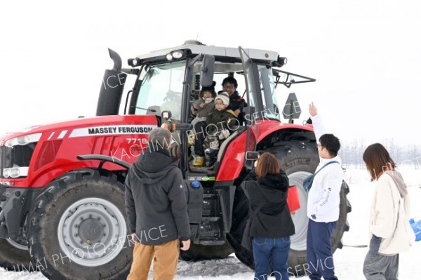 トラクターと一緒に記念撮影する子どもたち
