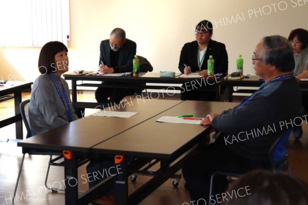 人権相談のロールプレイを行う参加者