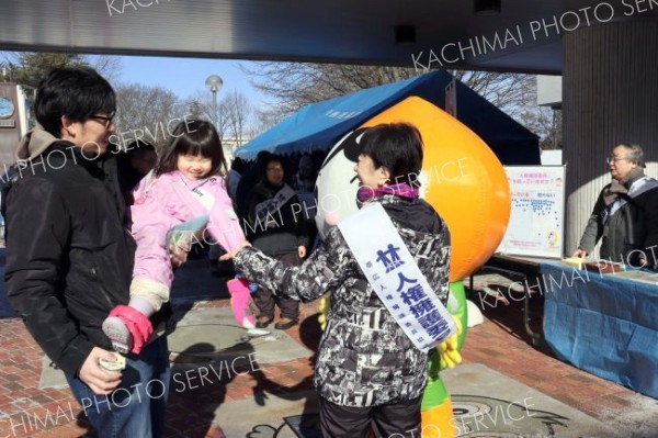 啓発活動を行う人権擁護委員ら