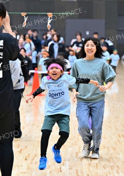 <strong>＜届くかな？＞</strong><br>背より高い場所にあるドーナツに向かって勢い良くジャンプ