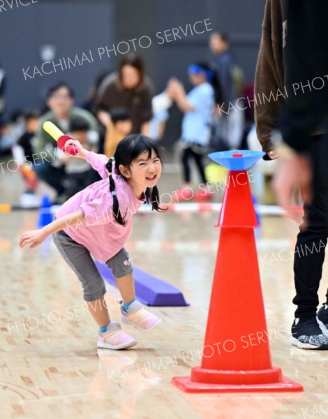 <strong>＜当たれ！＞</strong><br>赤いコーンの上のキャップを落とすためチャンバラ刀を振り回す子ども