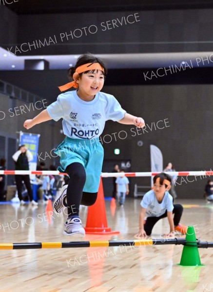 <strong>＜走って、くぐって、ジャンプして＞</strong><br>雪のない室内で思い切り運動する子どもたち