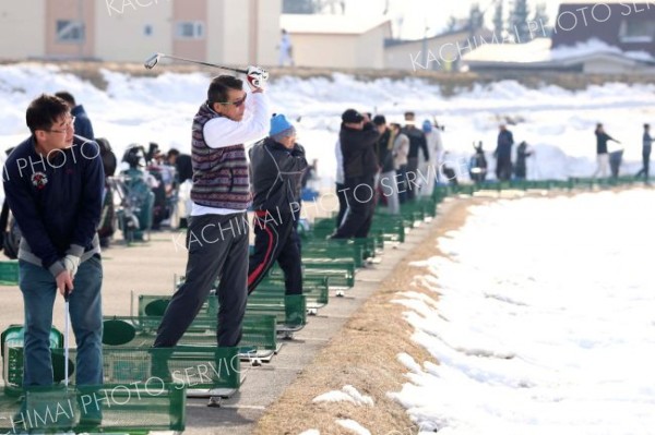 ３連休中日ゴルフ場に快音響く　あすは３月下旬並みの気温に