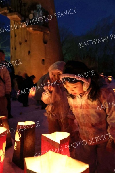 ぬくもりを感じる手作りの紙袋ランタンに見入る子どもら（助川かおる通信員撮影）