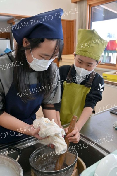 豆腐づくりに挑戦する児童