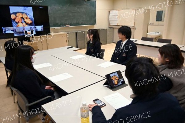 試作品を紹介する広尾高校の生徒ら