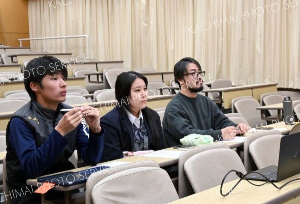 担当教員とオンラインの打ち合わせに参加した白樺学園の田中さん（中央）