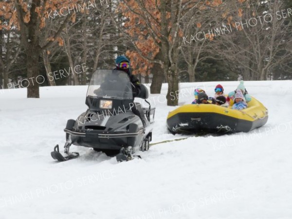 児童がスノーモービルを満喫　中札内で野外レク