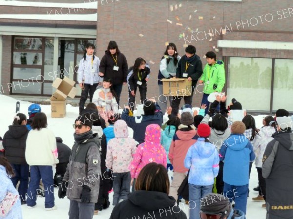 お菓子まきに喜ぶ子どもら
