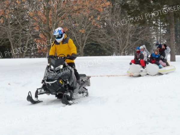 冬の遊びを満喫する子どもら