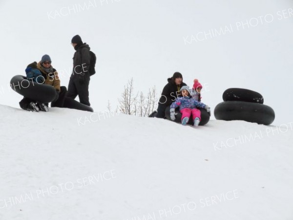 冬の遊びを満喫する子どもら