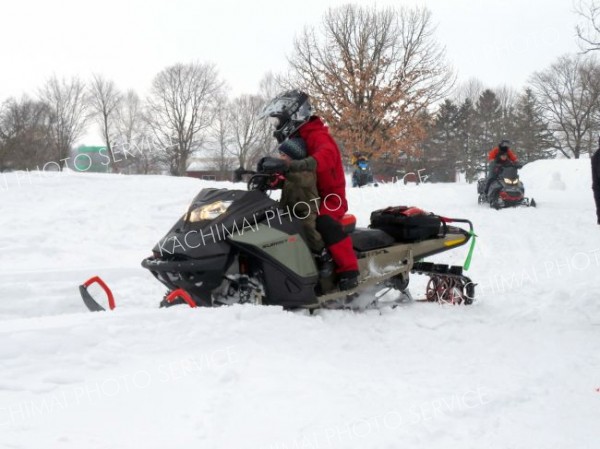 冬の遊びを満喫する子どもら