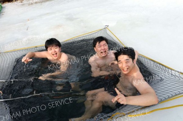 アヴァントを満喫するサウナー（２１日、助川かおる通信員撮影）