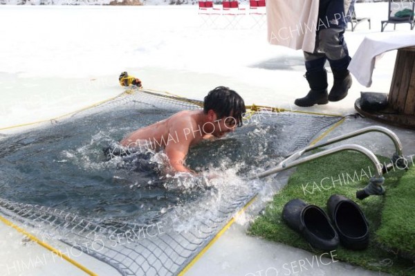 キンキンに冷えた湖でアヴァントを楽しむ参加者（２１日、助川かおる通信員撮影）