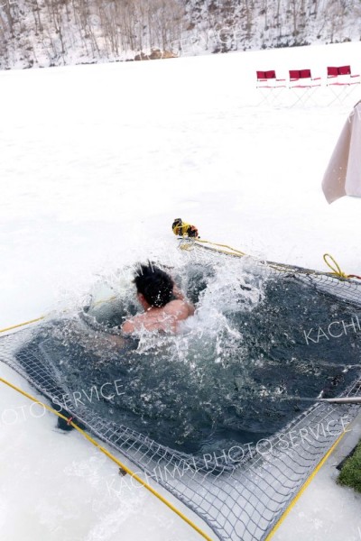 寒さを恐れず湖に飛び込むサウナー（２１日、助川かおる通信員撮影）