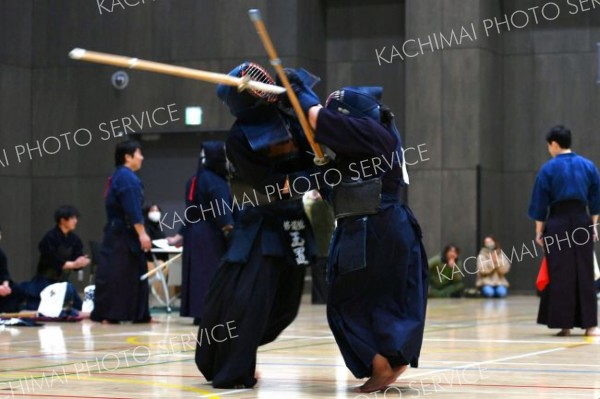 十勝地方市町村交流大会団体戦フリーの部を制した美女と野獣の副将・西守絵美（右）