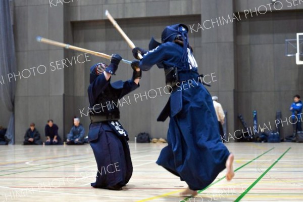 十勝女子選手個人戦４０歳未満の部を制した音更柳町の政野怜美奈（左）