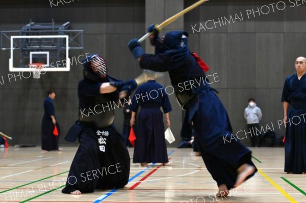 十勝地方市町村交流大会団体戦フリーの部を制した美女と野獣の中堅・松田侑也（左）