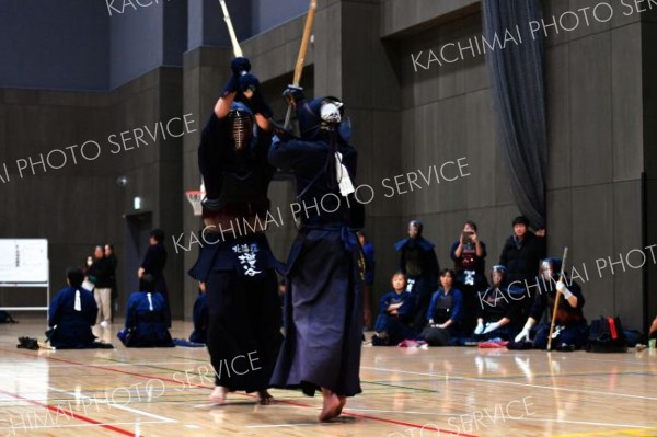 十勝地方市町村交流大会団体戦年代別の部を制した帯広の森体育館Ａの大将・増谷大輔（左）