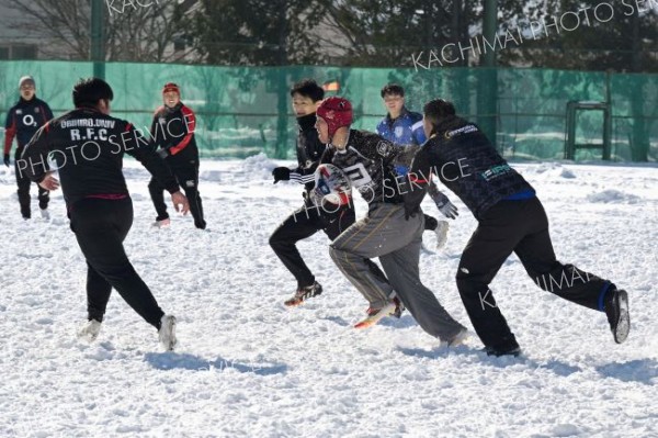 １００人が和気あいあいとプレー　雪中ラグビー大会