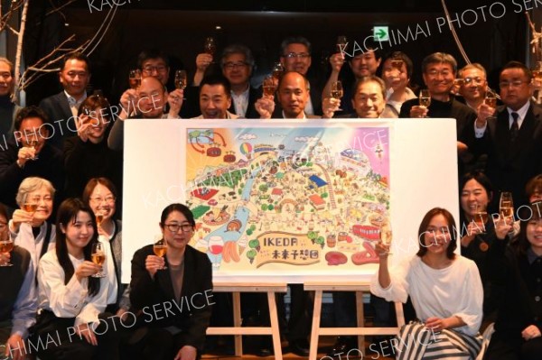 ビジョンマップの完成を乾杯で祝う参加者