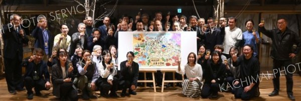 ビジョンマップの完成を乾杯で祝う参加者