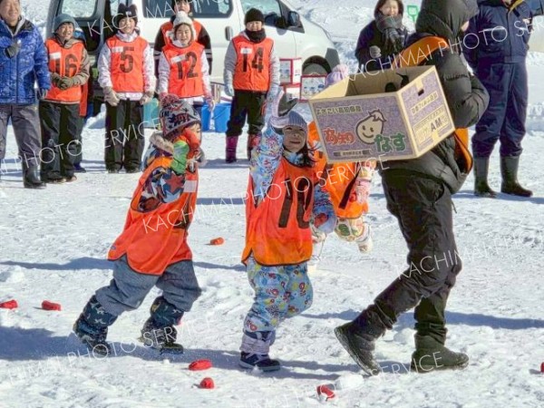 大豆チームと小豆チームの２チームに分かれ、玉入れや郵便配達リレーなど５種目を楽しんだ