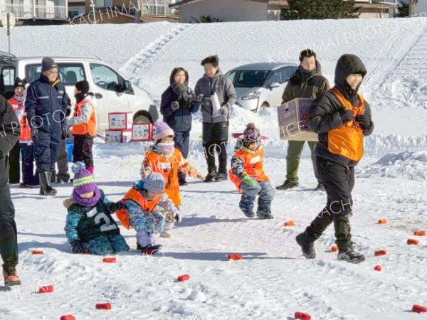 大豆チームと小豆チームの２チームに分かれ、玉入れや郵便配達リレーなど５種目を楽しんだ