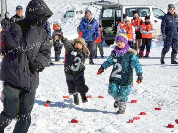 大豆チームと小豆チームの２チームに分かれ、玉入れや郵便配達リレーなど５種目を楽しんだ