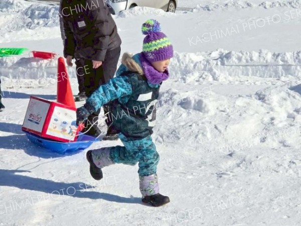 大豆チームと小豆チームの２チームに分かれ、玉入れや郵便配達リレーなど５種目を楽しんだ