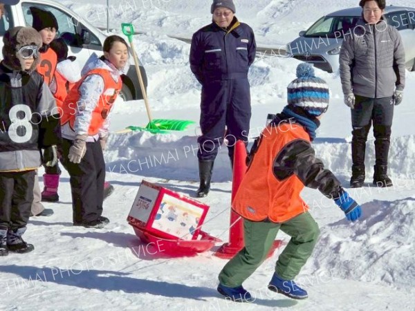 大豆チームと小豆チームの２チームに分かれ、玉入れや郵便配達リレーなど５種目を楽しんだ