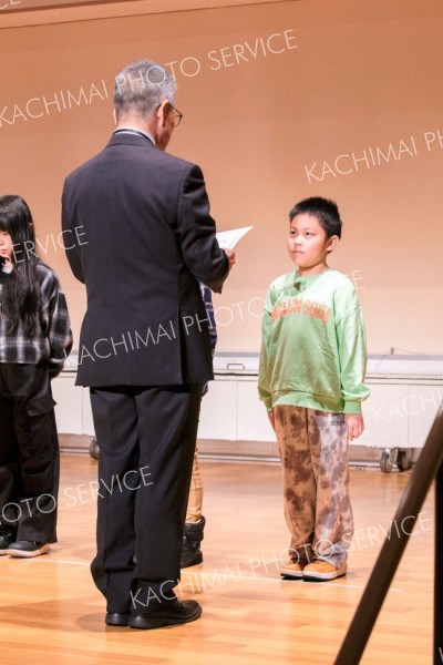 表彰状を受け取る入賞者ら