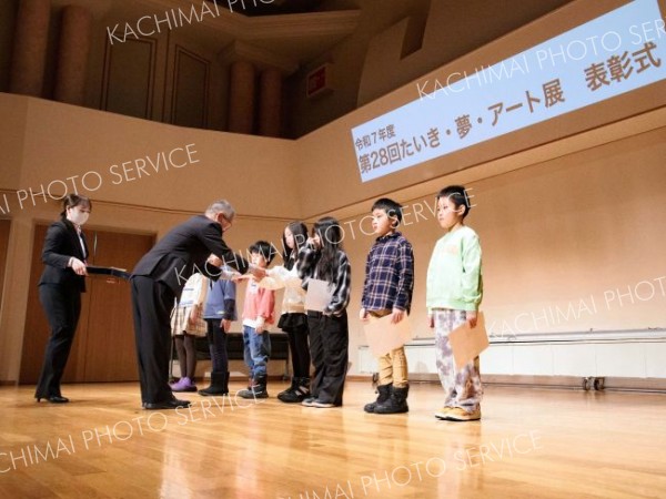 表彰状を受け取る入賞者ら