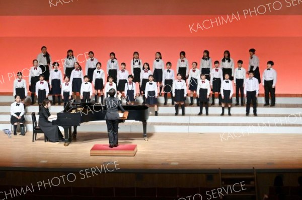 今年度末で閉校する幕別途別小が帯広明星小との合同でステージに立ち、元気な歌声を響かせた