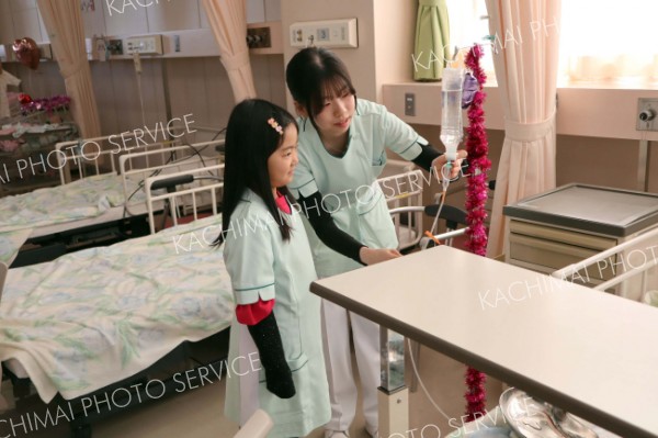 点滴作業を体験する参加者