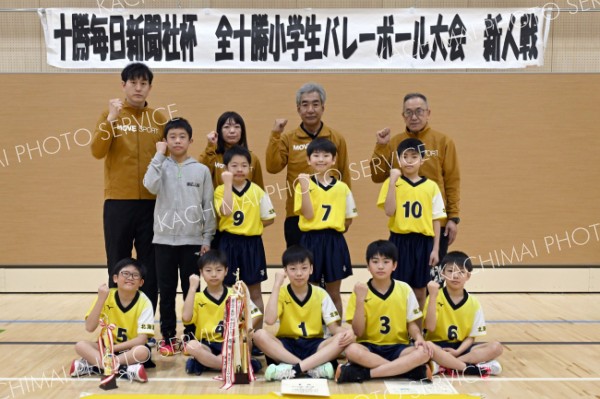 男子５連覇を果たした帯広ＪＪＢ。前列中央