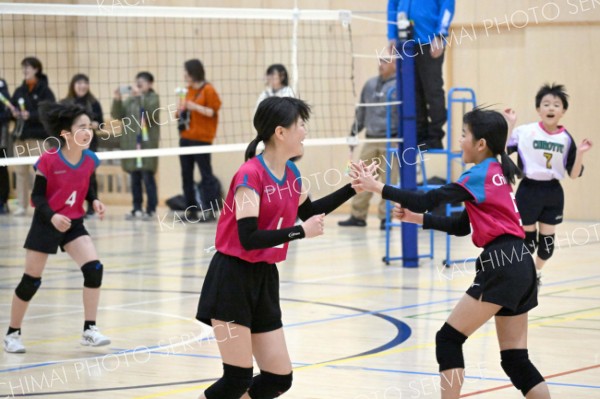 【混合決勝・白人シャイニング―士幌ユニバース】得点を挙げ、喜びの表情を浮かべる白人シャイニングの選手