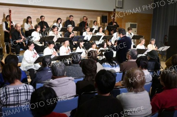 全体合奏で豊かな音色を観客に届けた